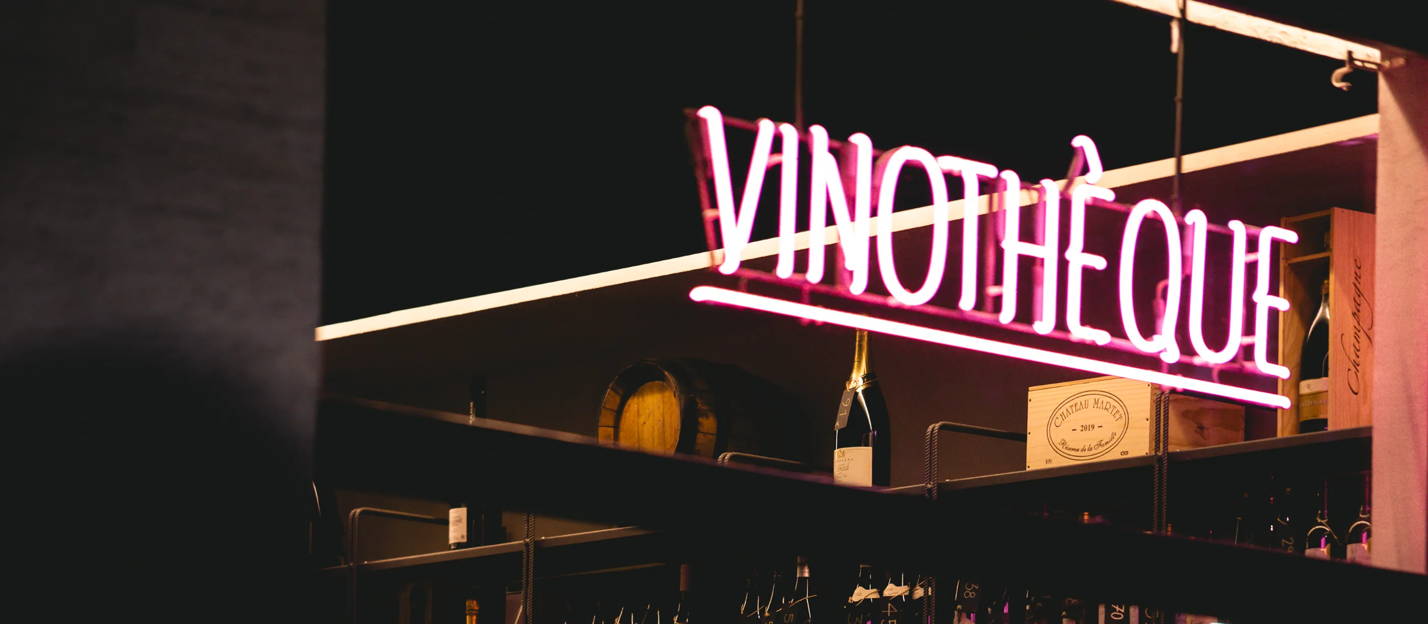 L'insegna al neon della Vinothèque RSVP, Via Cadore 38, Milano