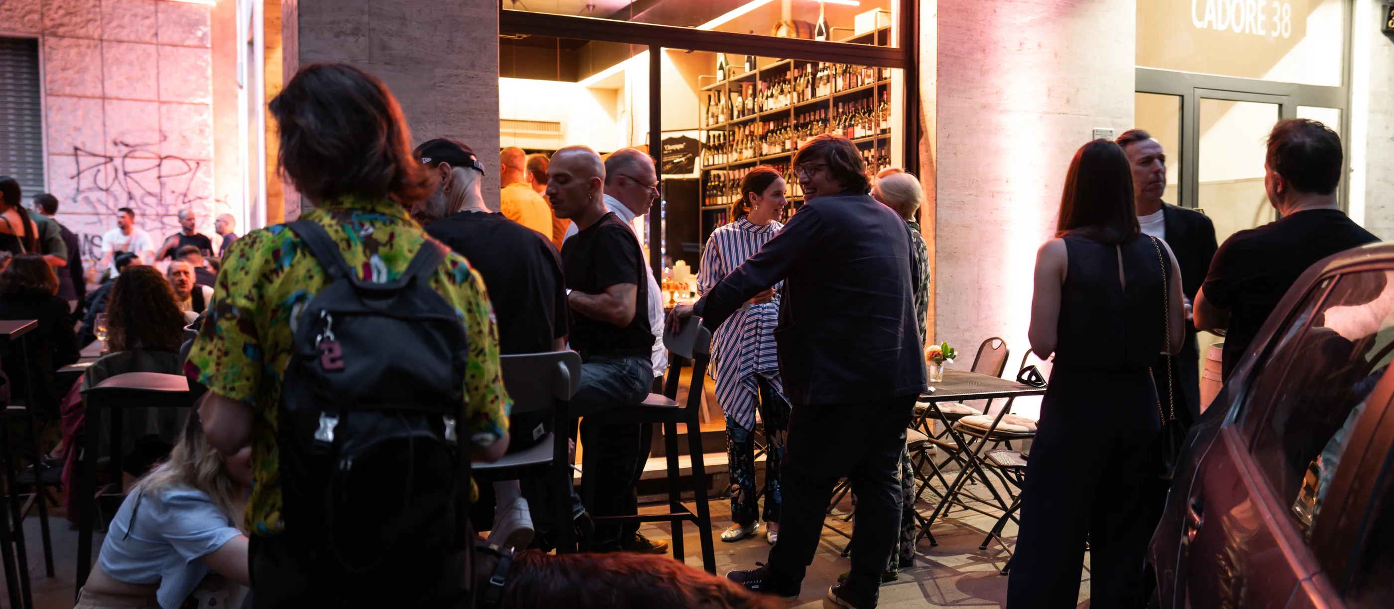 Il bancone della Vinothèque RSVP, wine bar francese a Milano