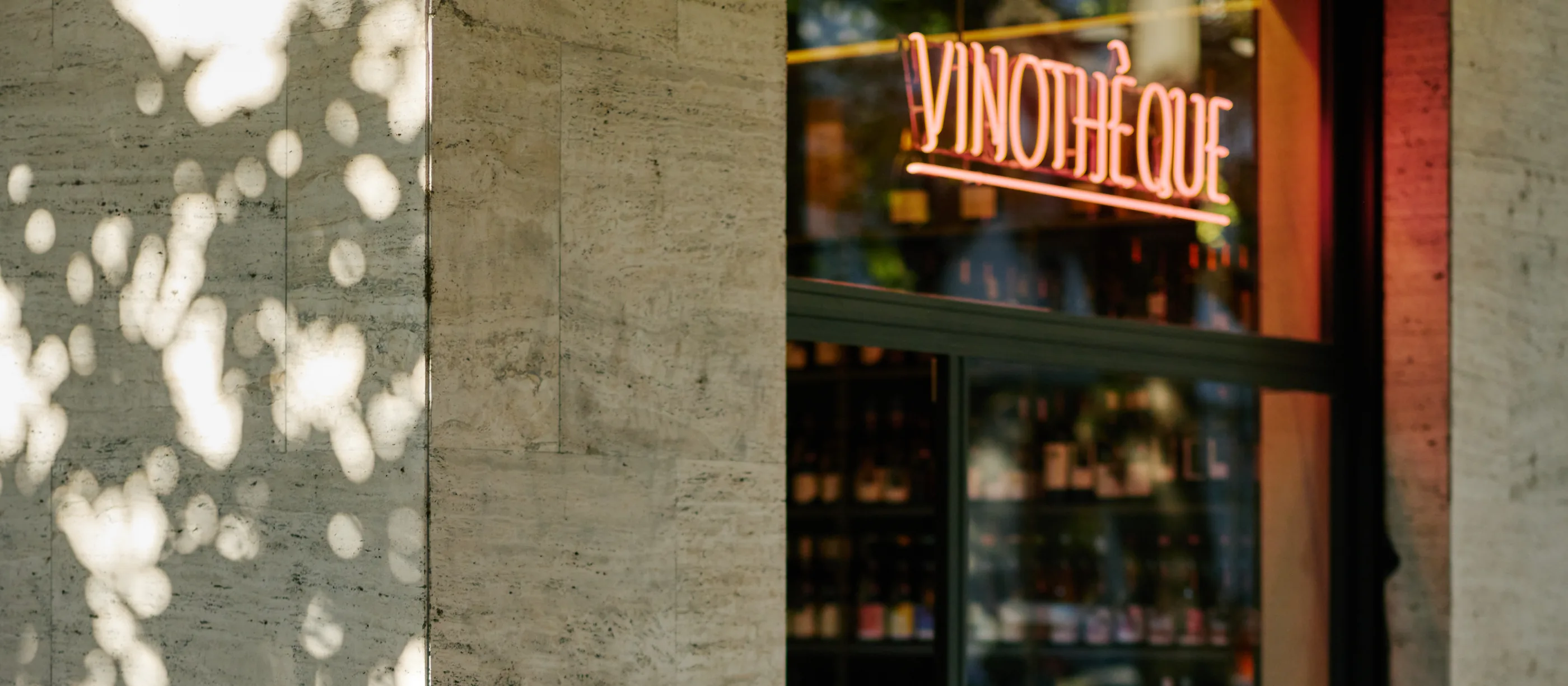 L'insegna al neon della Vinothèque RSVP in Via Cadore 38, Milano
