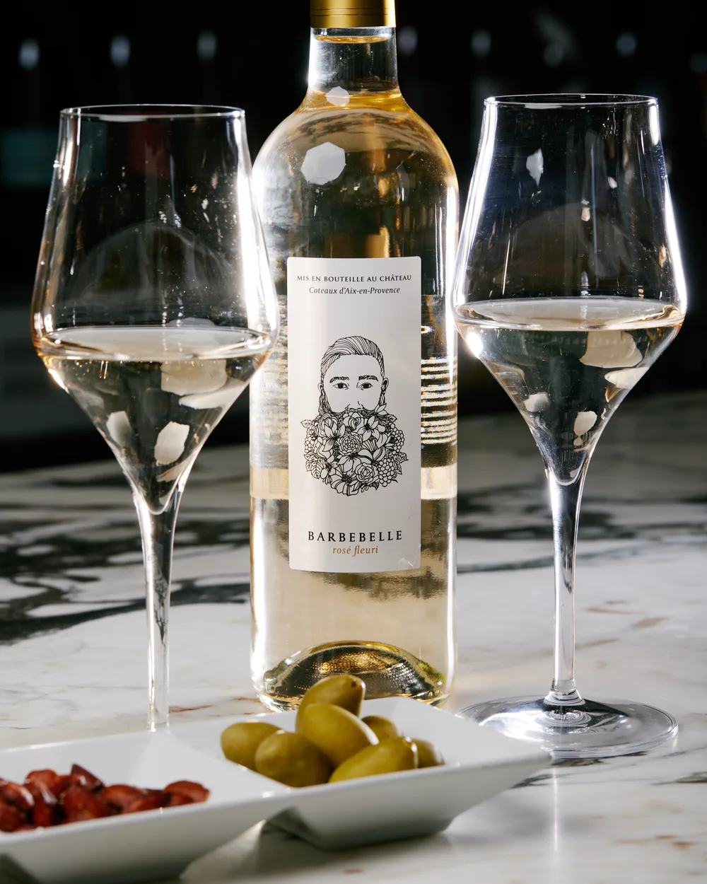 Vino bianco francese servito al banco della Vinothèque RSVP