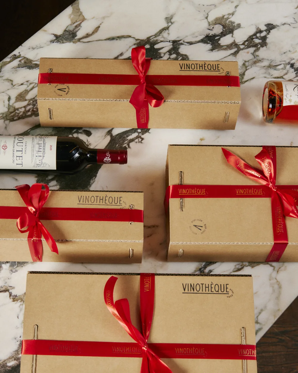 Confezioni regalo Vinothèque in cartone con nastro rosso